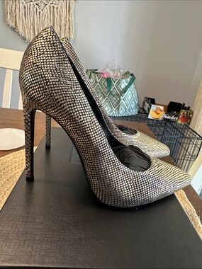Saint Laurent Pumps. Like New with Box. 39.